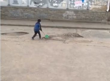 Власти Омска поблагодарили мальчика, который пытался засыпать ямы на дорогах