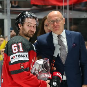 Самому ценному игроку ЧМ по хоккею IIHF 2019 вручили хрустальную награду от ŠKODA AUTO