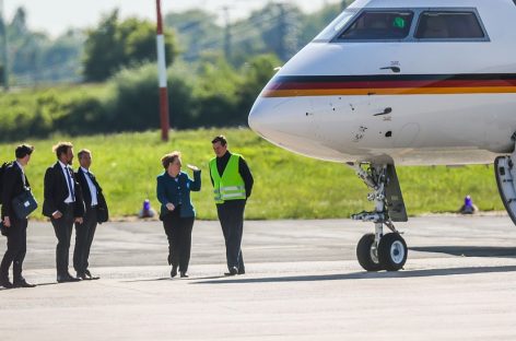 В самолет Меркель врезался неуправляемый автомобиль