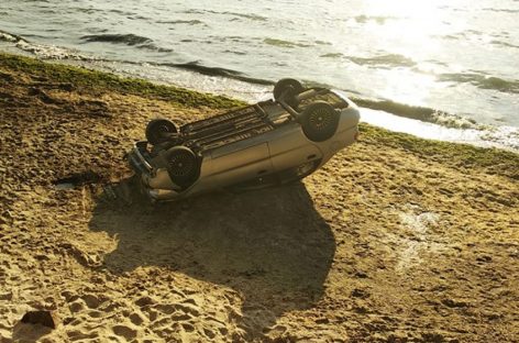 На пляж в Одессе с обрыва упал автомобиль