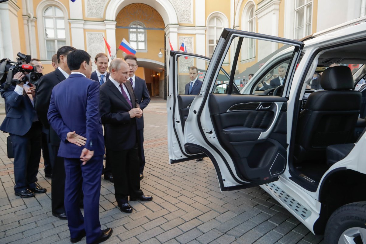 Владимир Путин и Си Цзиньпин поставили свои подписи на капоте Haval F7