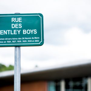 Ле-Ман отдает дань уважения Bentley: главную улицу назвали в честь прославленного гоночного наследия бренда