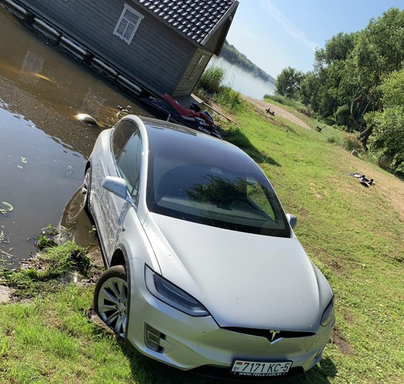 Tesla Model X в воде