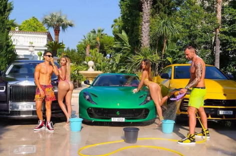 По мнению производителя Ferrari, фото известного модельера в Instagram порочат репутацию бренда