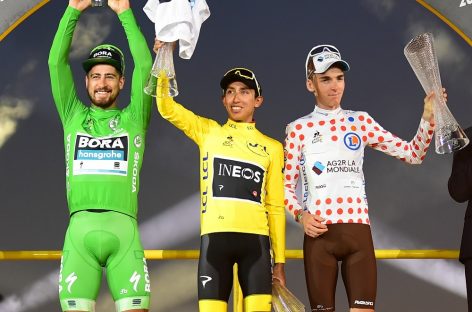 Победитель велогонки Тур де Франс 2019 Эган Берналь получил кубок Škoda Auto