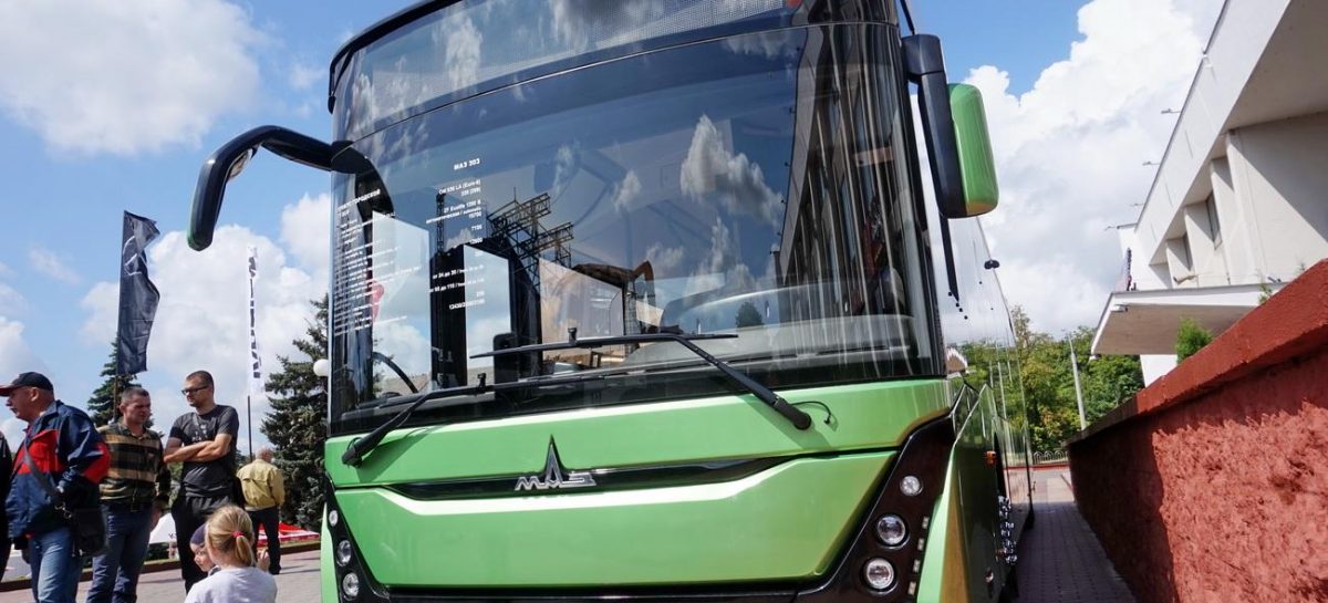 В новом автобусе МАЗ можно сидеть под кондиционером и заряжать смартфоны