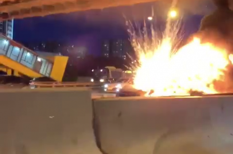 Автомобиль Tesla после ДТП на МКАД загорелся и взорвался