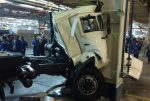 Новенький КАМАЗ врезался в опору, съезжая с конвейера на заводе