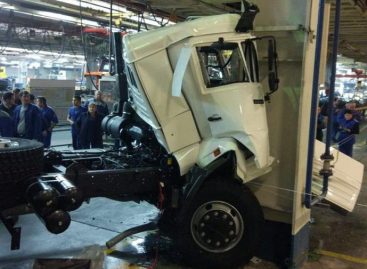Новенький КАМАЗ врезался в опору, съезжая с конвейера на заводе