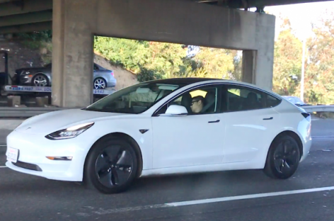 Электрокар Tesla снова спас водителя