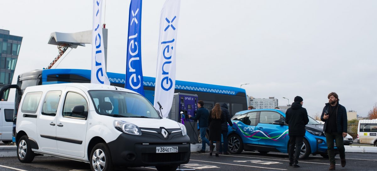 Renault Kangoo Z.E.на открытии новой зарядной станции ENEL X в инновационном центре Сколково