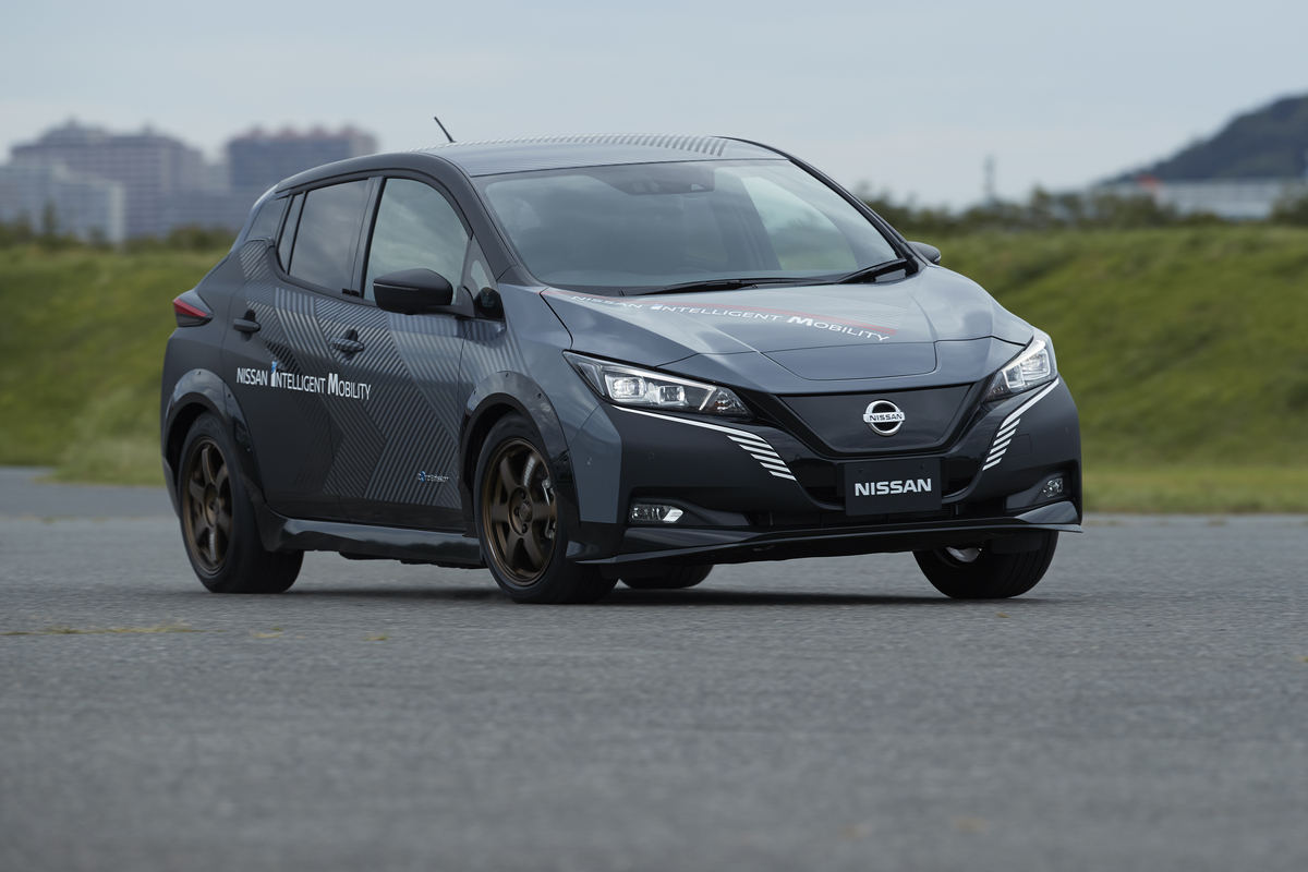 Nissan показал свой тестовый двухмоторный электромобиль 