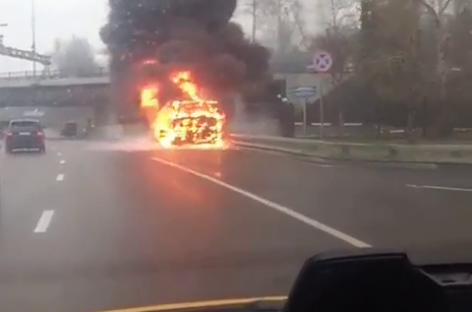 Перед Лефортовским тоннелем на юго-востоке Москвы загорелся автобус