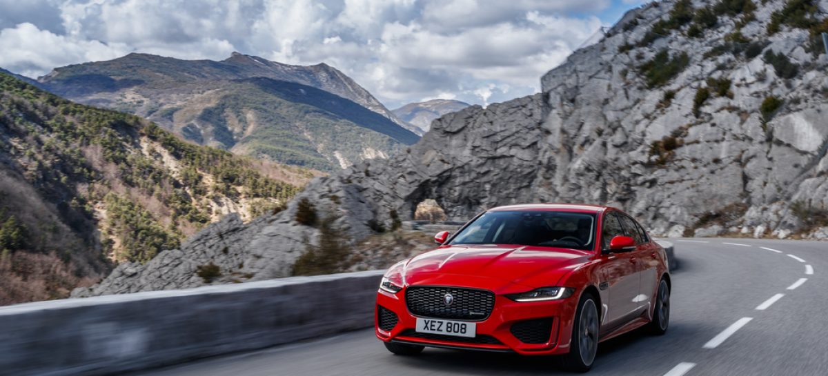 Jaguar Land Rover объявляет о старте продаж обновленного Jaguar XE в России