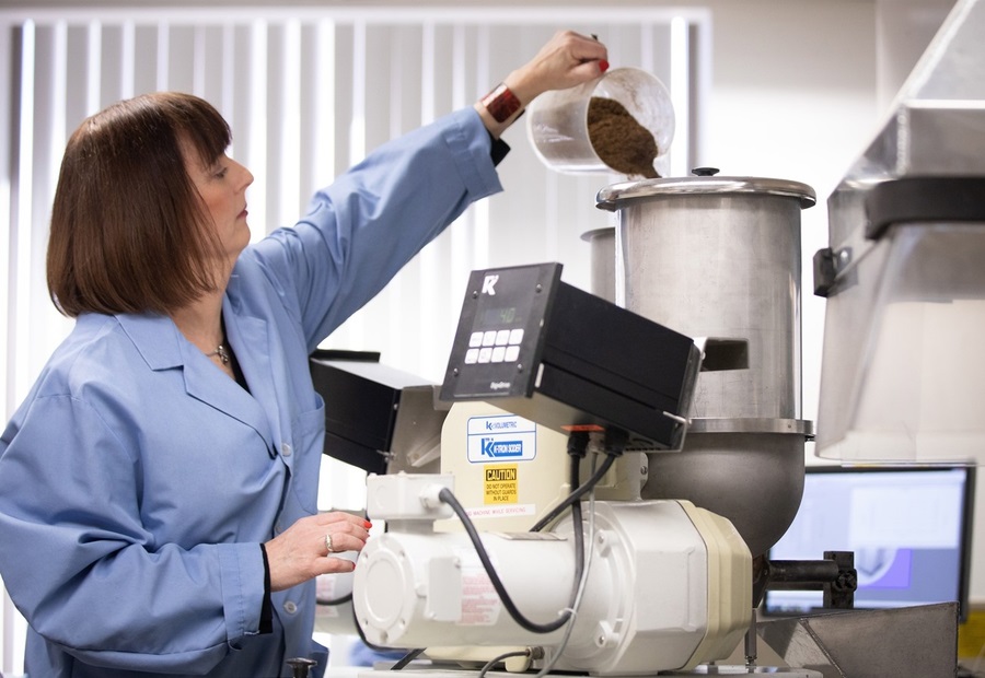 Компании Ford и McDonald's запустили совместный проект, в рамках которого займутся переработкой кофейной шелухи в биопластик