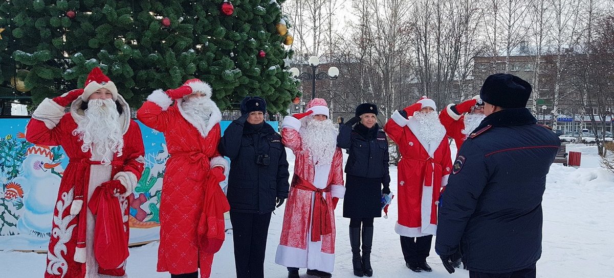 Инспекторы ГИБДД массово переодеваются в Дедов Морозов