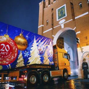 Флагманский тягач MAN TGX доставил Главную новогоднюю елку России в Кремль