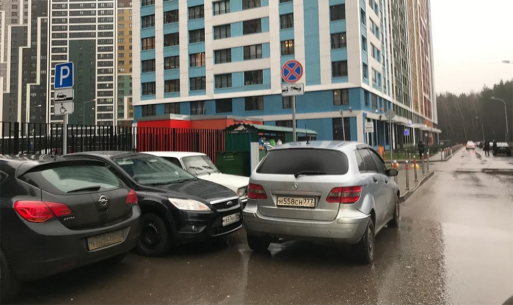 Москвичей лишили парковки у дома
