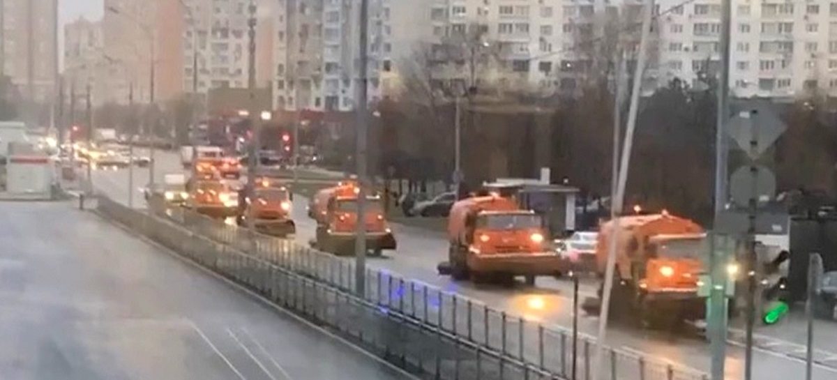На улицы Москвы в отсутствие снега вышла снегоуборочная техника