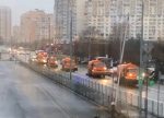 На улицы Москвы в отсутствие снега вышла снегоуборочная техника