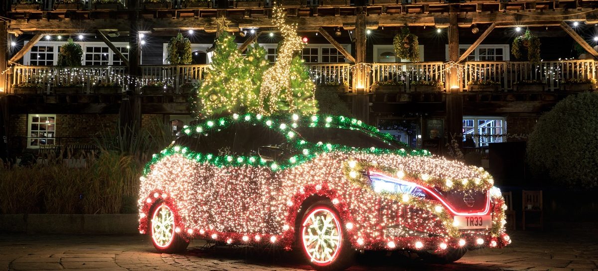 Nissan Leaf превращается в сверкающую рождественскую ёлку