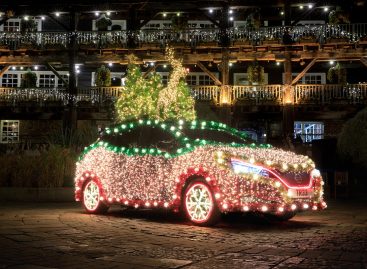 Nissan Leaf превращается в сверкающую рождественскую ёлку