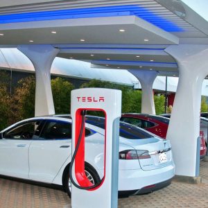 В Калифорнии владельцы Tesla выстроились в очередь на зарядку