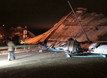 На окраине Оренбурга упал автомобильный мост с машинами