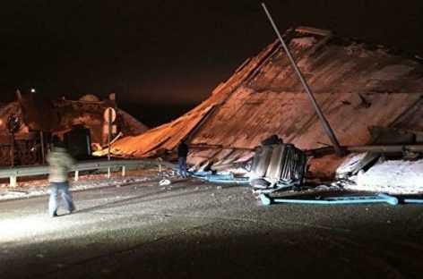 На окраине Оренбурга упал автомобильный мост с машинами