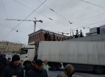 Водителю-забастовщику, перекрывшему на фуре улицу в Москве, выплатили часть зарплаты