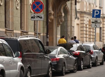 Несколько тысяч москвичей вынуждены парковаться у своих домов за деньги из-за обнуления резидентных разрешений