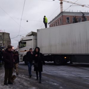 В Москве водитель фуры перекрыл Бауманскую улицу: "у него семь детей и их нечем кормить"
