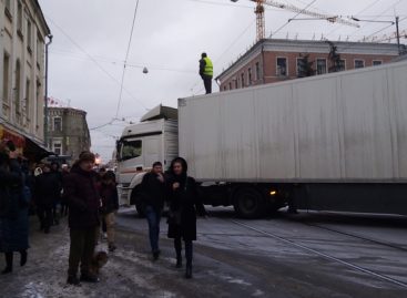 В Москве водитель фуры перекрыл Бауманскую улицу: “у него семь детей и их нечем кормить”