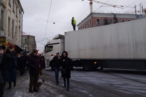 В Москве водитель фуры перекрыл Бауманскую улицу: “у него семь детей и их нечем кормить”