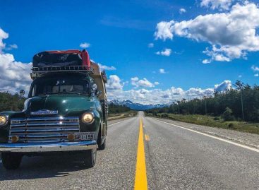 Пара отправится в путешествие из Аргентины на Аляску на 70-летнем пикапе Chevrolet