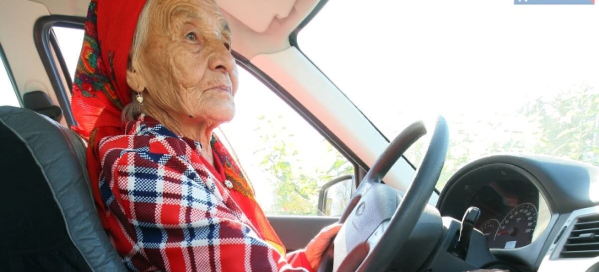 90-летняя жительница Актобе разъезжает по городу за рулем «Лады Приоры»