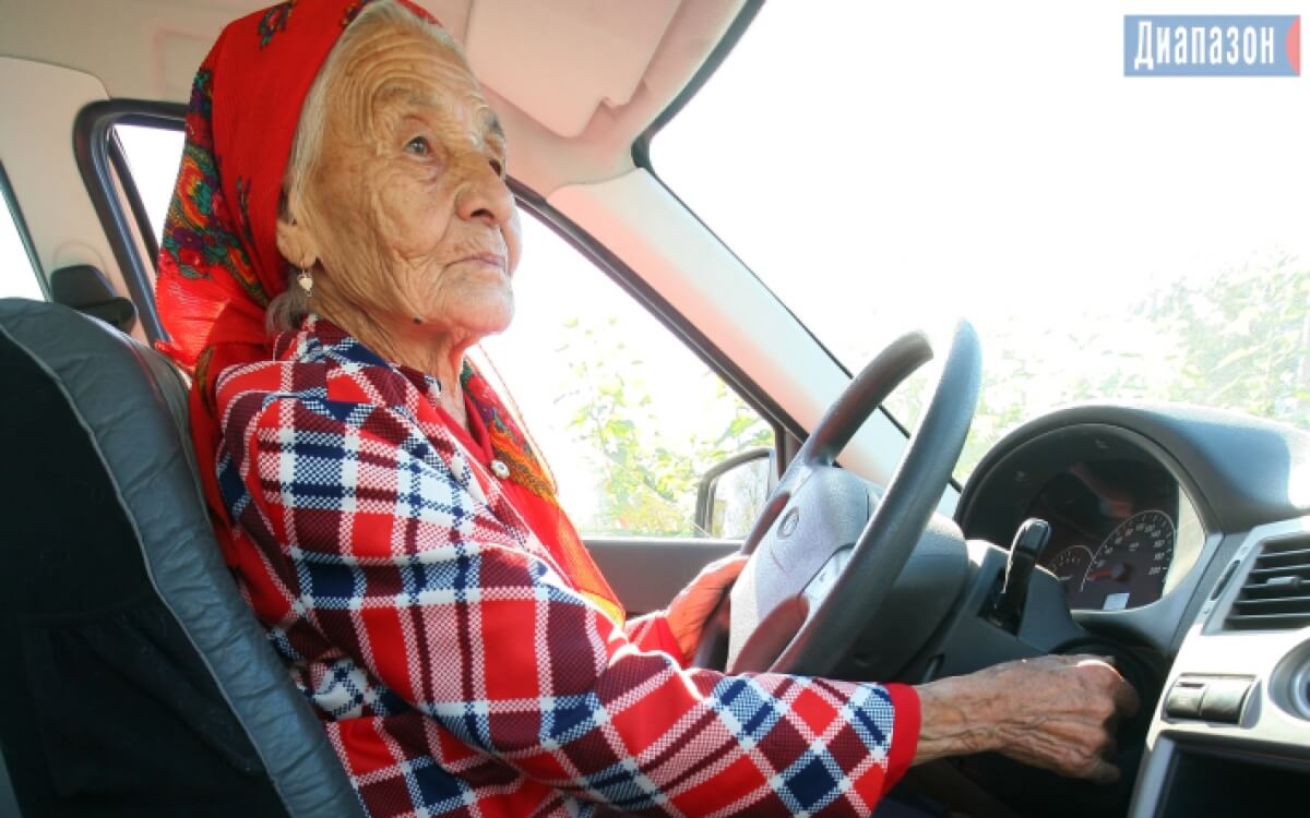 90-летняя жительница Актобе разъезжает по городу за рулем «Лады Приоры»