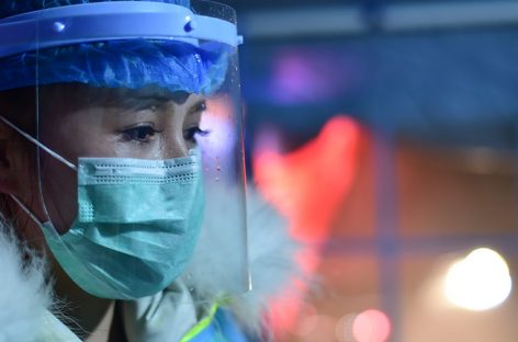 Китаянка решила защититься от коронавируса с помощью игрушечной машинки