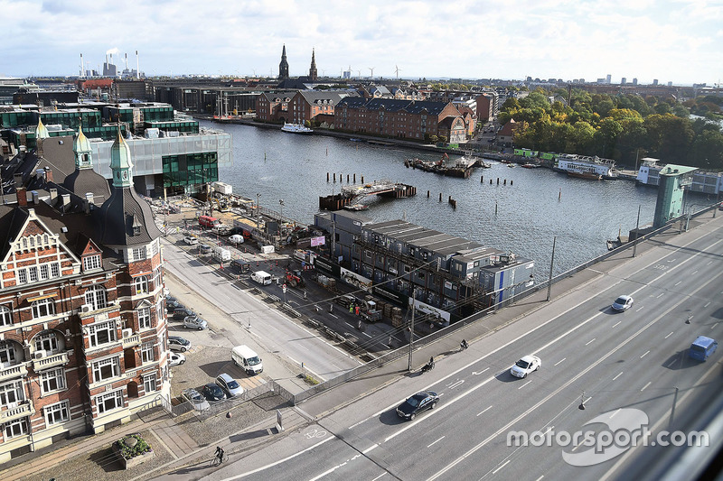 Пересечение моста Лангебро с набережной Кристианс Брюгге в центре Копенгагена