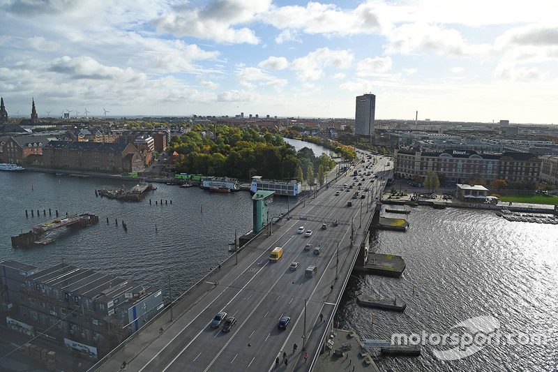 Мост Лангебро в центре Копенгагена. Вид с острова Зеландия в направлении движения будущей трассы Формулы 1