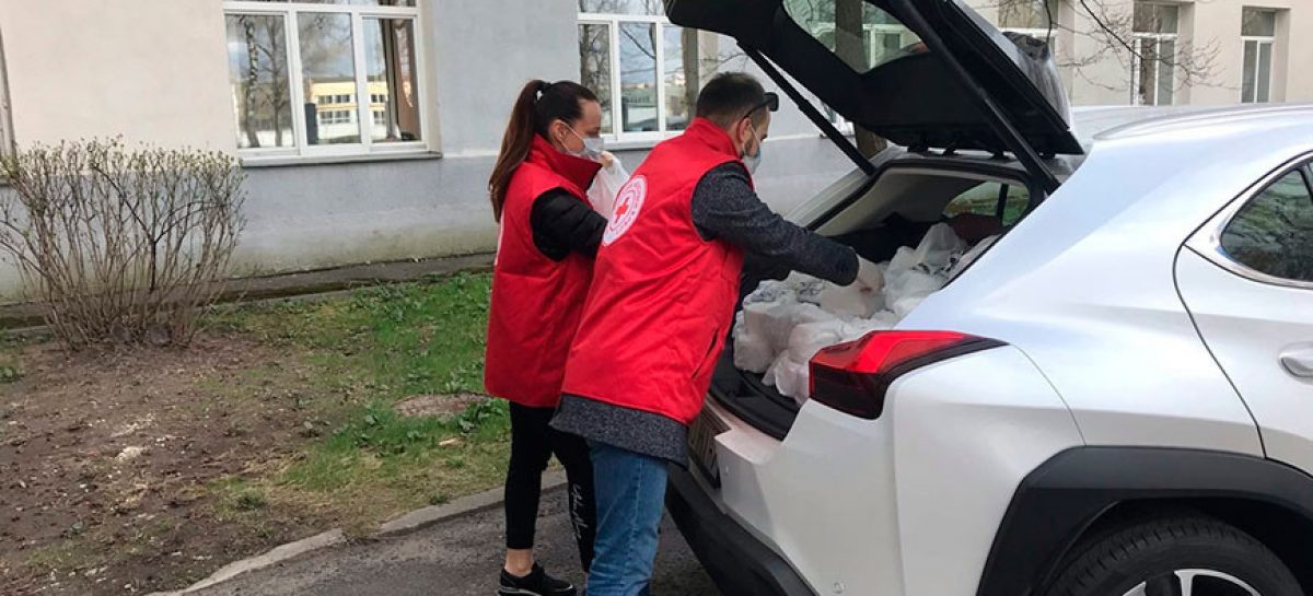«Яндекс.Такси» бесплатно развозит волонтеров для доставки обедов пожилым