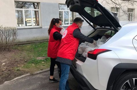 «Яндекс.Такси» бесплатно развозит волонтеров для доставки обедов пожилым
