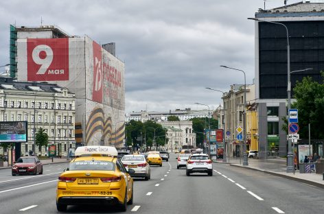 Власти Москвы, Петербурга и областей попросили не упрощать правила работы в такси для мигрантов