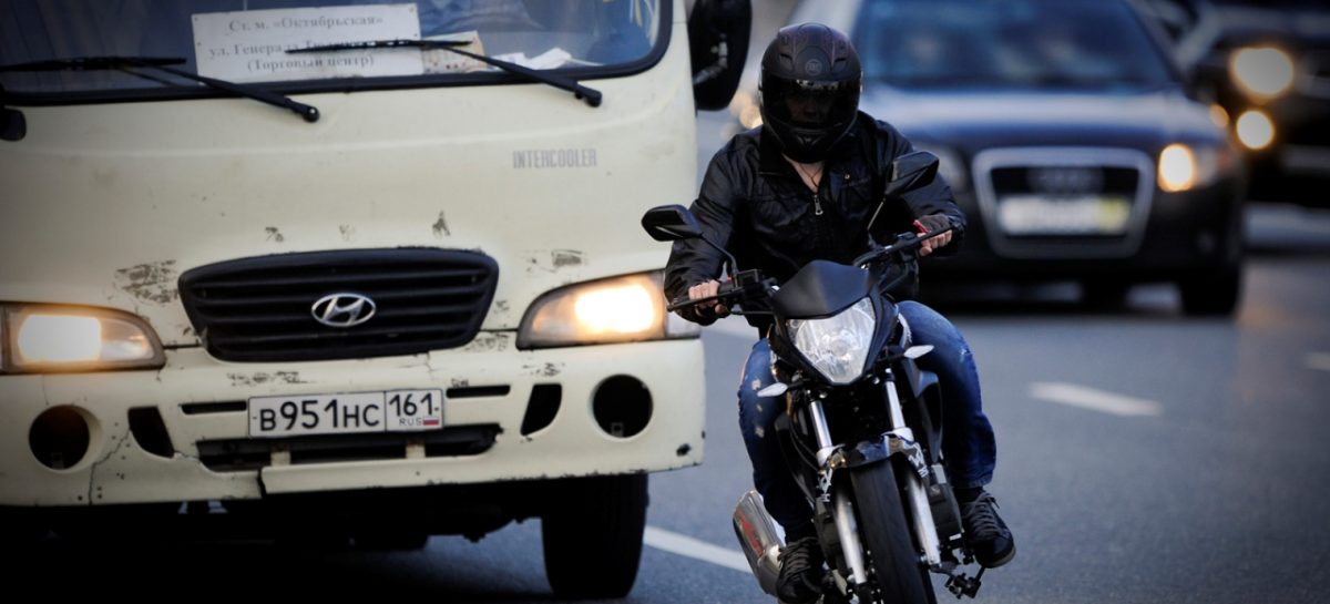 Госдума предлагает штрафовать мотоциклистов за лавирование в потоке