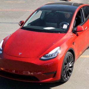 Tesla продолжает снижать цены на электромобили