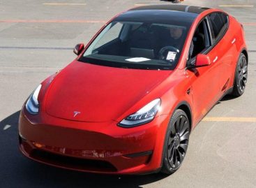 Tesla продолжает снижать цены на электромобили