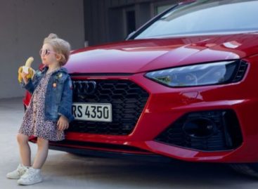 Audi разместила рекламу с девочкой с бананом
