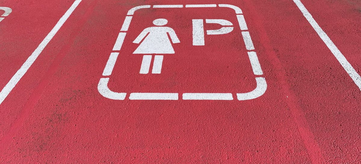Открытие первой в России парковки для женщин оскорбило местных жителей
