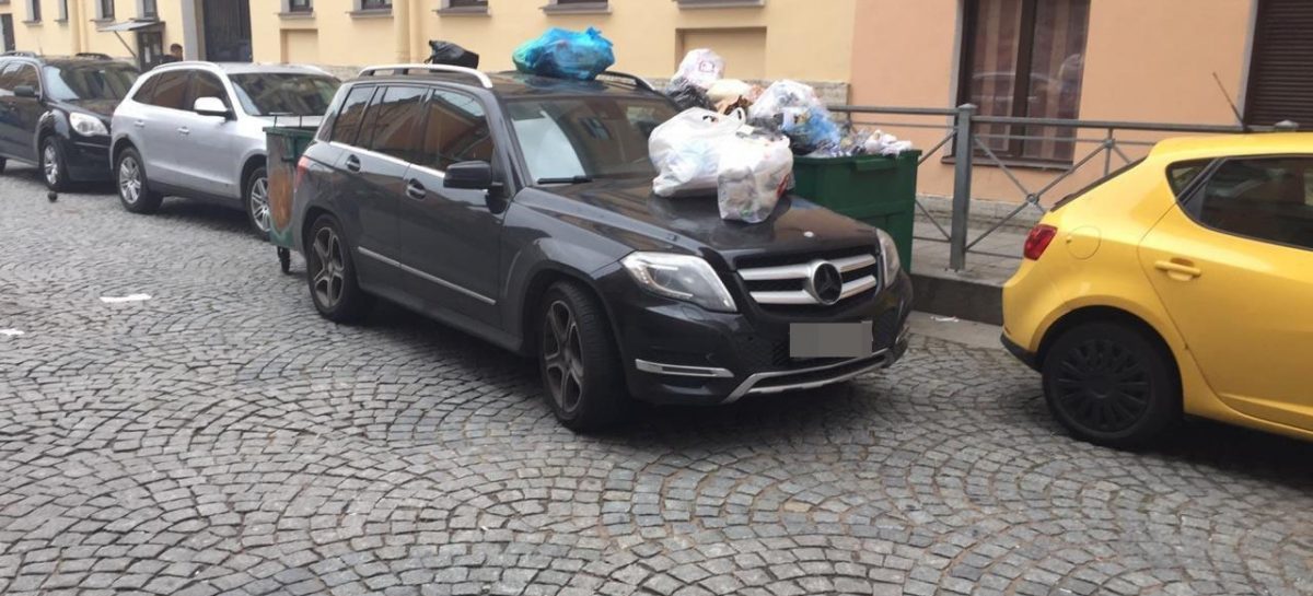 В Петербурге Мерседес актрисы из «Улиц разбитых фонарей» переделали в мусоровоз за неправильную парковку