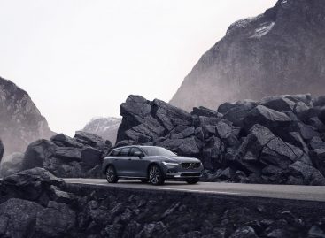 Volvo представляет обновленные модели: S90 и V90 Cross Country